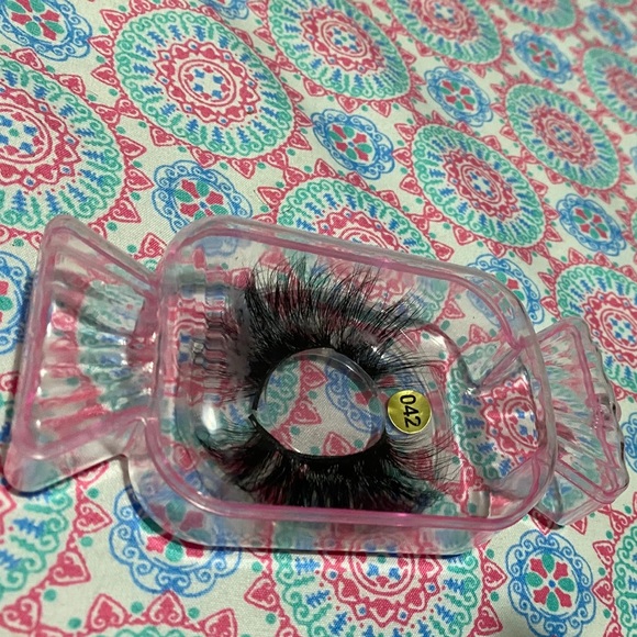 Eyelashes - Picture 2 of 3